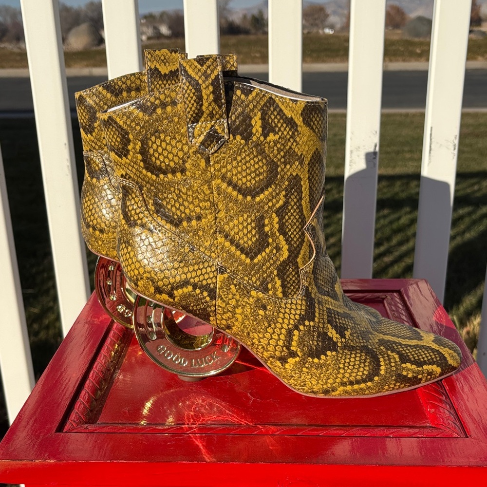 The Horseshoe Bootie Katy Perry NWT Size 7.5